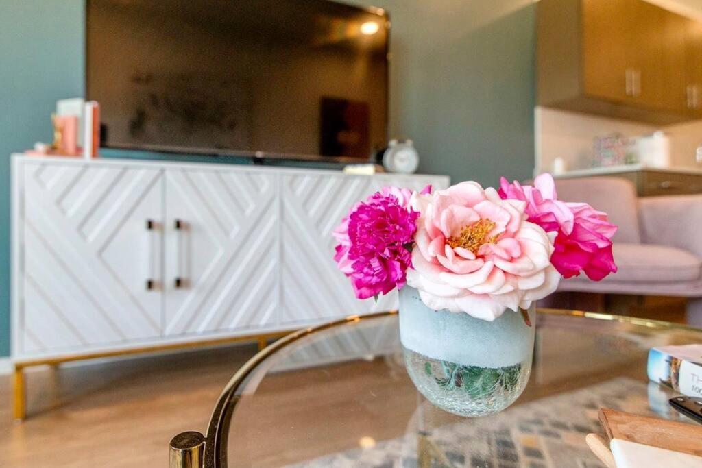 Stylish Downtown Condo W/ Pool & Parking Nashville Bagian luar foto