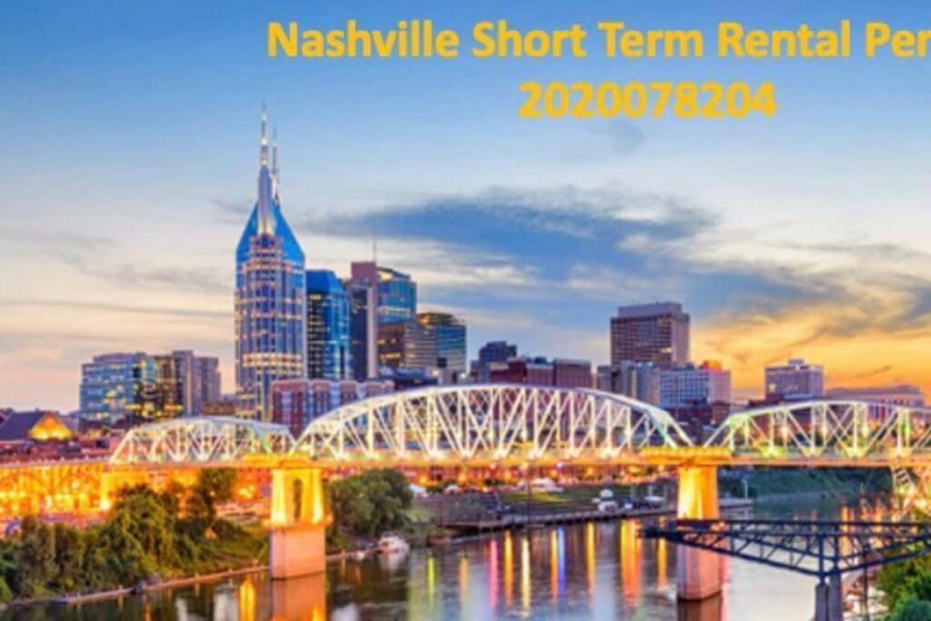 Stylish Downtown Condo W/ Pool & Parking Nashville Bagian luar foto