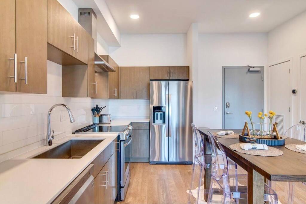 Stylish Downtown Condo W/ Pool & Parking Nashville Bagian luar foto