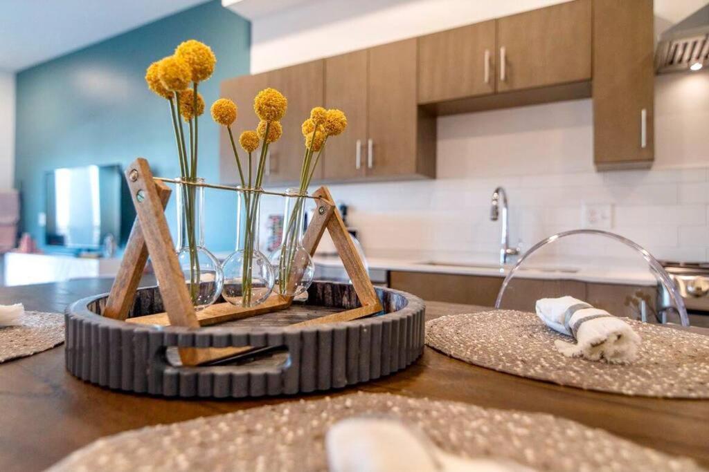 Stylish Downtown Condo W/ Pool & Parking Nashville Bagian luar foto