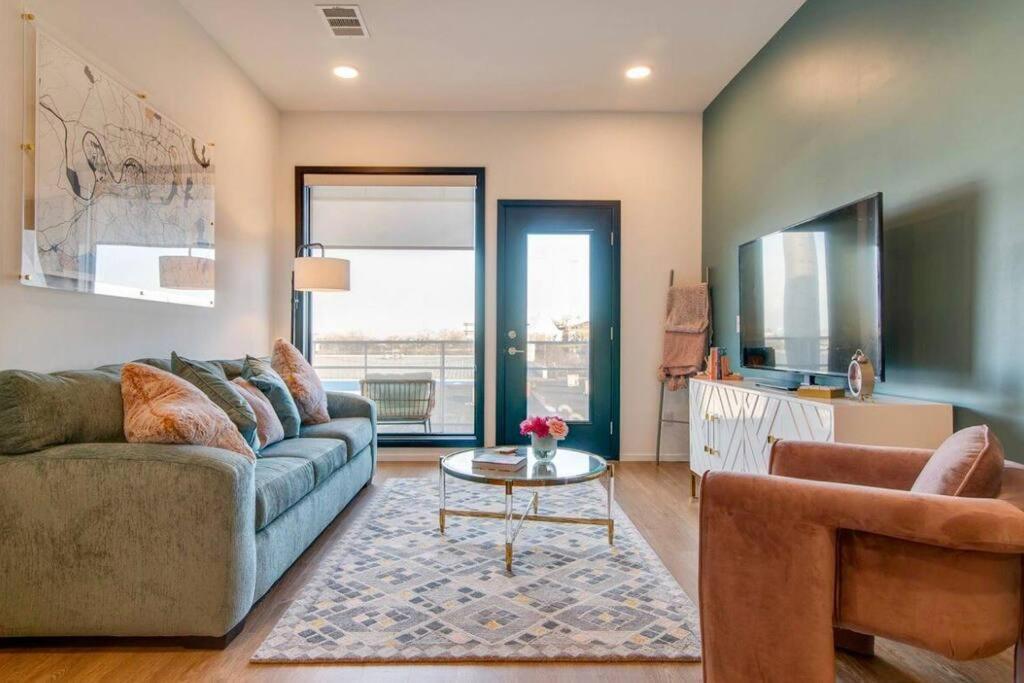 Stylish Downtown Condo W/ Pool & Parking Nashville Bagian luar foto