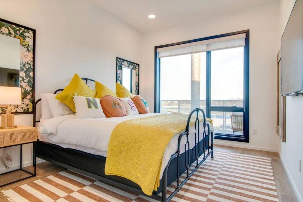 Stylish Downtown Condo W/ Pool & Parking Nashville Bagian luar foto